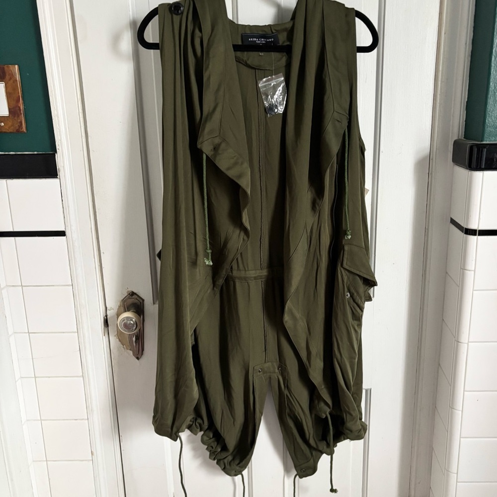 NWT AKIRA Black Label The Message olive Green Hooded Adjustable Vest Sz M
